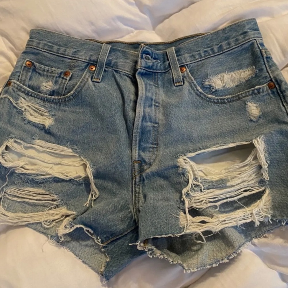 Brand New Without Tags Levi shorts womens 501, size 28